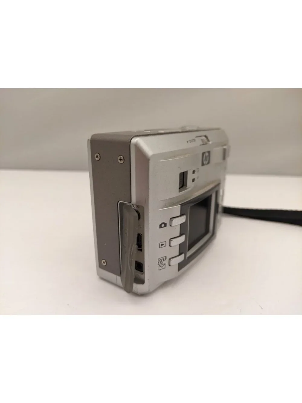 HP 735 PHOTOSMART Digital Camera w/ Wrist Strap | 3.2 MP | Silver | Q2210A USED